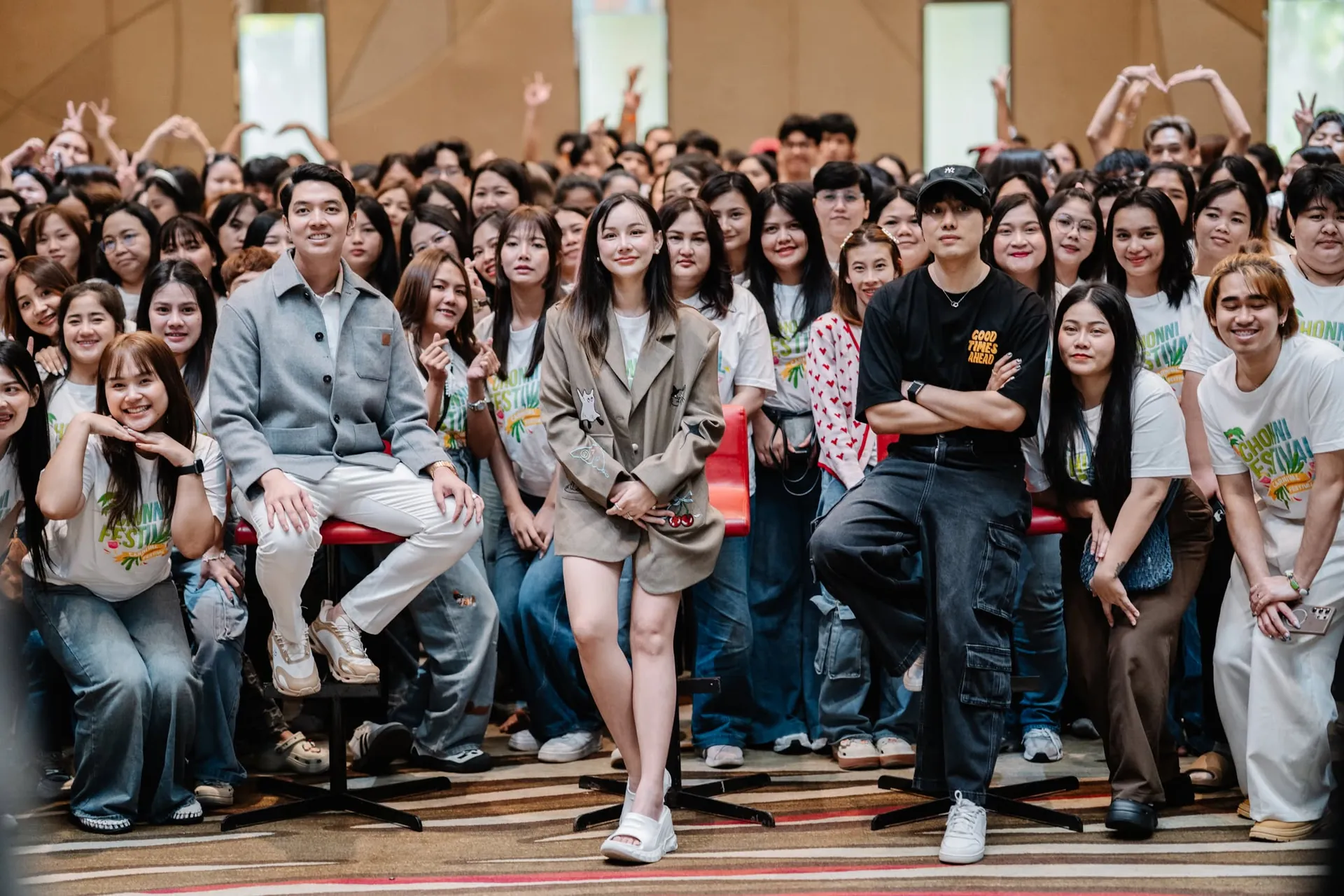 ภาพหมู่ทีมงานเดอะ ชนนิ ในงาน Chonni Festival แถวหน้าคือผู้บริหาร (CEO) สองท่าน ท่านที่นั่งสวมแจ็กเก็ตสีเทา และท่านที่ยืนกลางภาพสวมสูทสีน้ำตาล